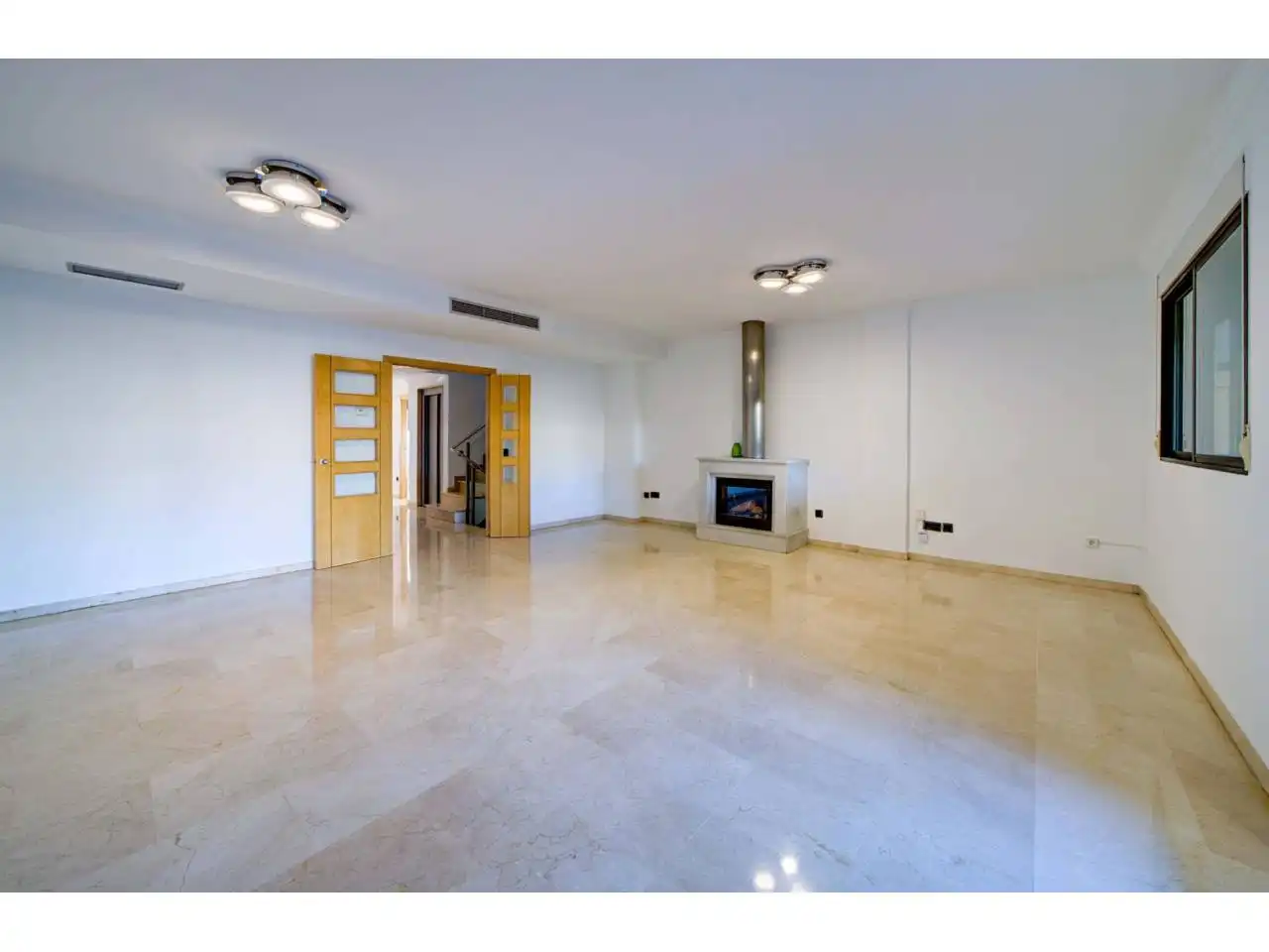 Sala de estar de Casa adosada en venta en Valencia con Aire acondicionado, Calefacción y Terraza