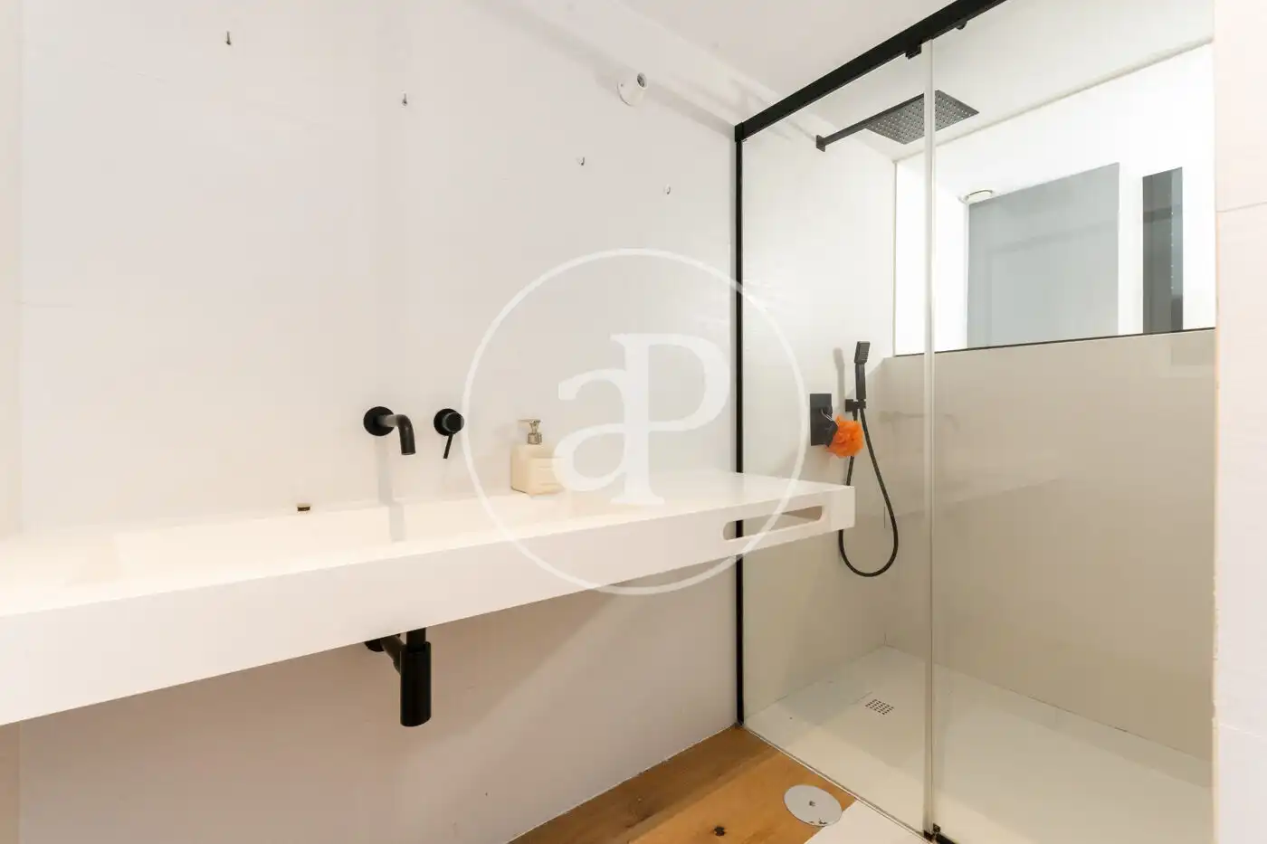 Baño de Piso en venta en Madrid con Aire acondicionado, Calefacción y Jardín privado