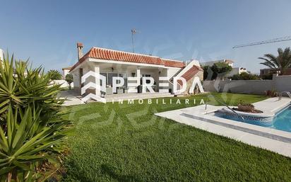 Vista exterior de Casa o xalet en venda en Roquetas de Mar amb Aire condicionat, Jardí privat i Terrassa