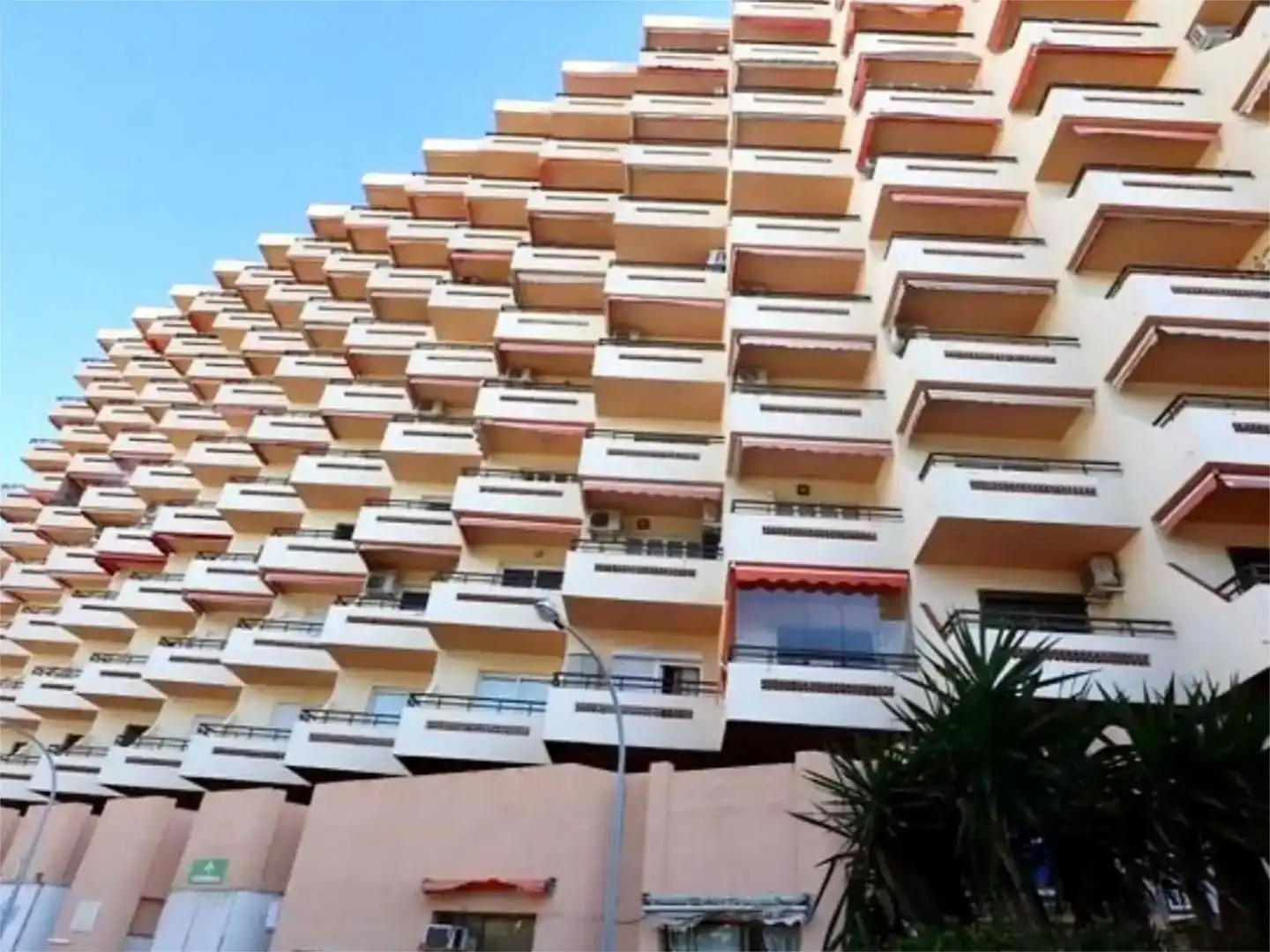 Vista exterior de Pis de lloguer en Torremolinos amb Piscina i Balcó