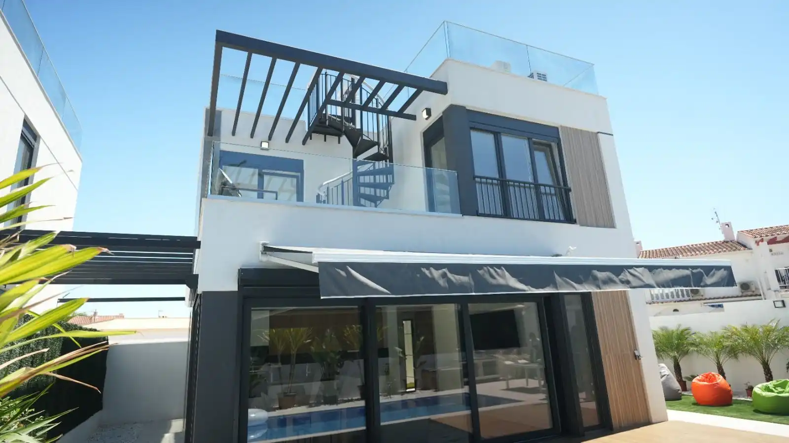 Vista exterior de Casa o xalet en venda en La Nucia amb Aire condicionat, Jardí privat i Terrassa