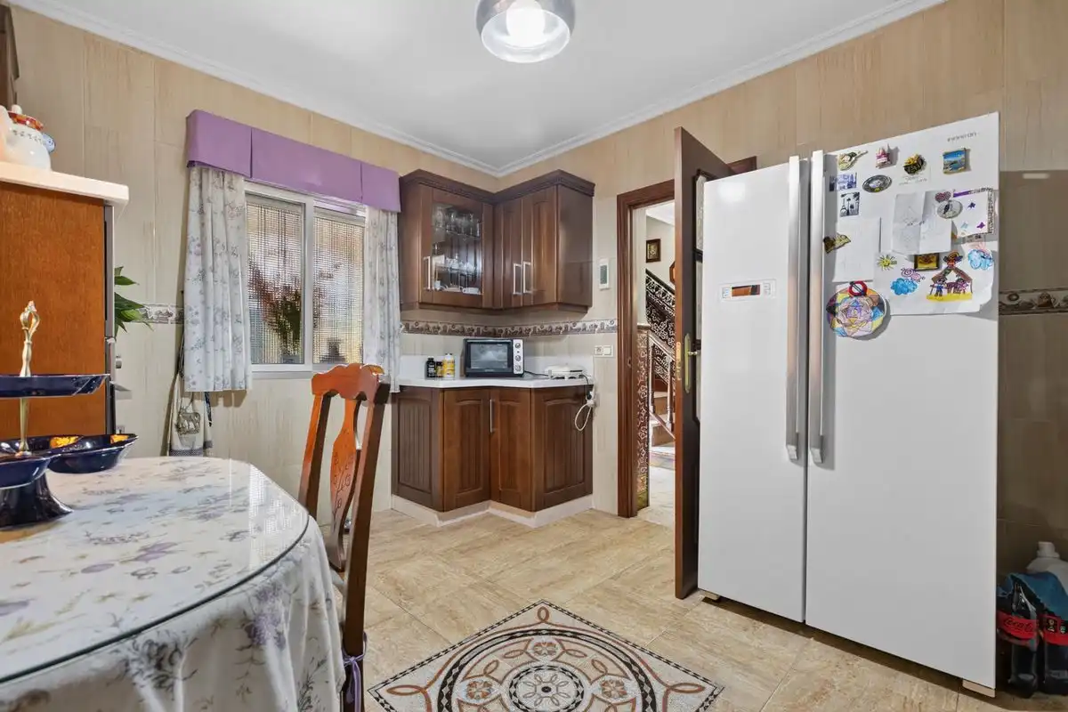 Küche von Einfamilien-Reihenhaus zum Verkauf in Dos Hermanas mit Klimaanlage, Heizung und Terrasse