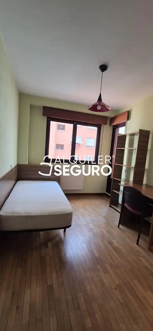 Schlafzimmer von Wohnung zur Miete in Oviedo  mit Heizung, Terrasse und Möbliert