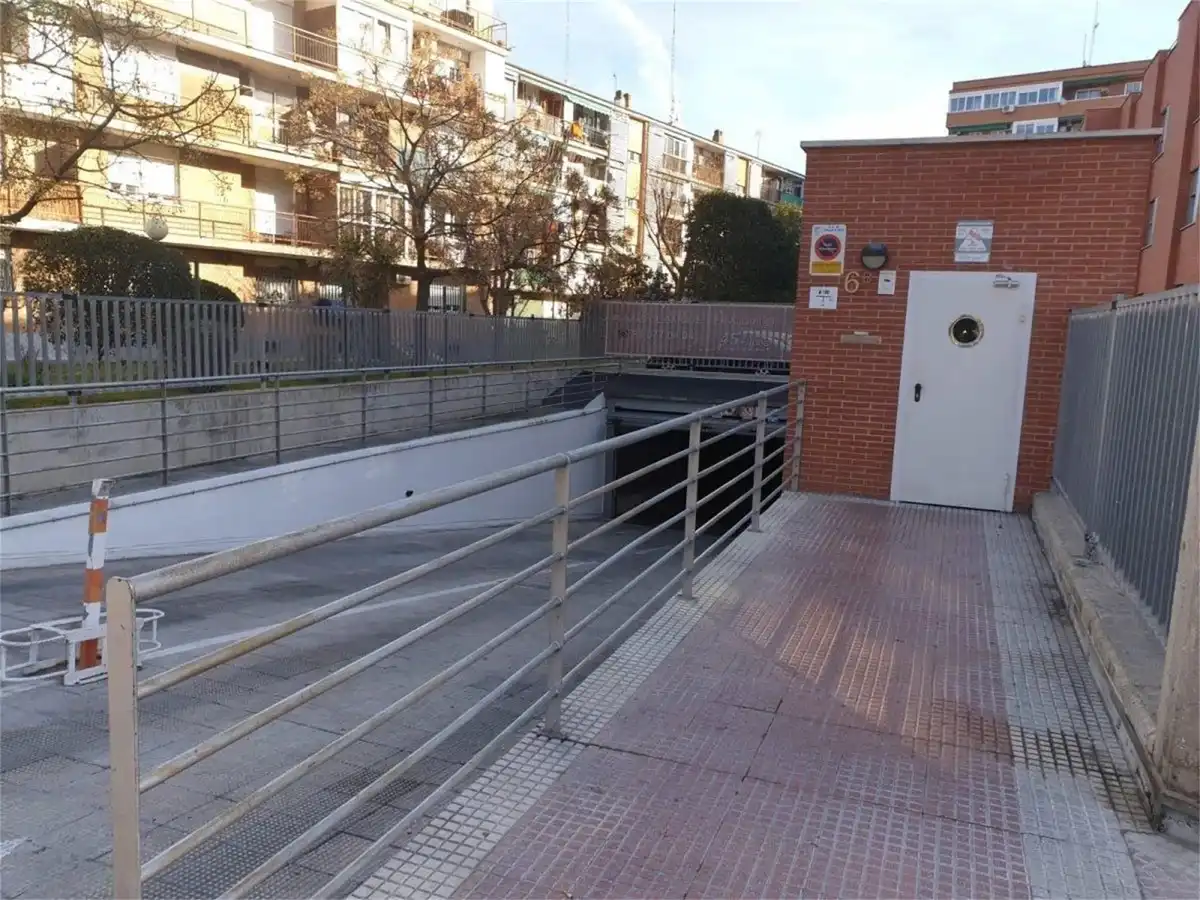 Garaje en venta en Calle Milán, Veredillas