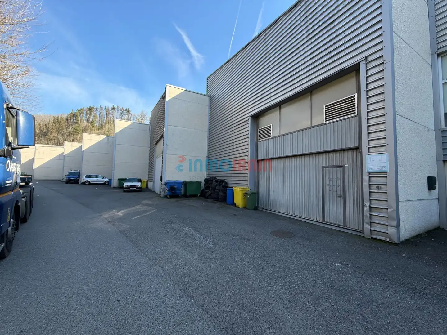 Außenansicht von Fabrikhallen zur Miete in Arama