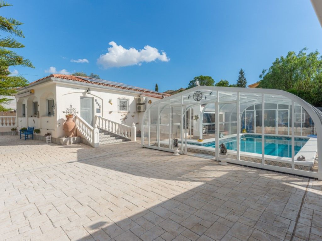 Piscina de Casa o xalet en venda en Busot amb Aire condicionat, Calefacció i Jardí privat
