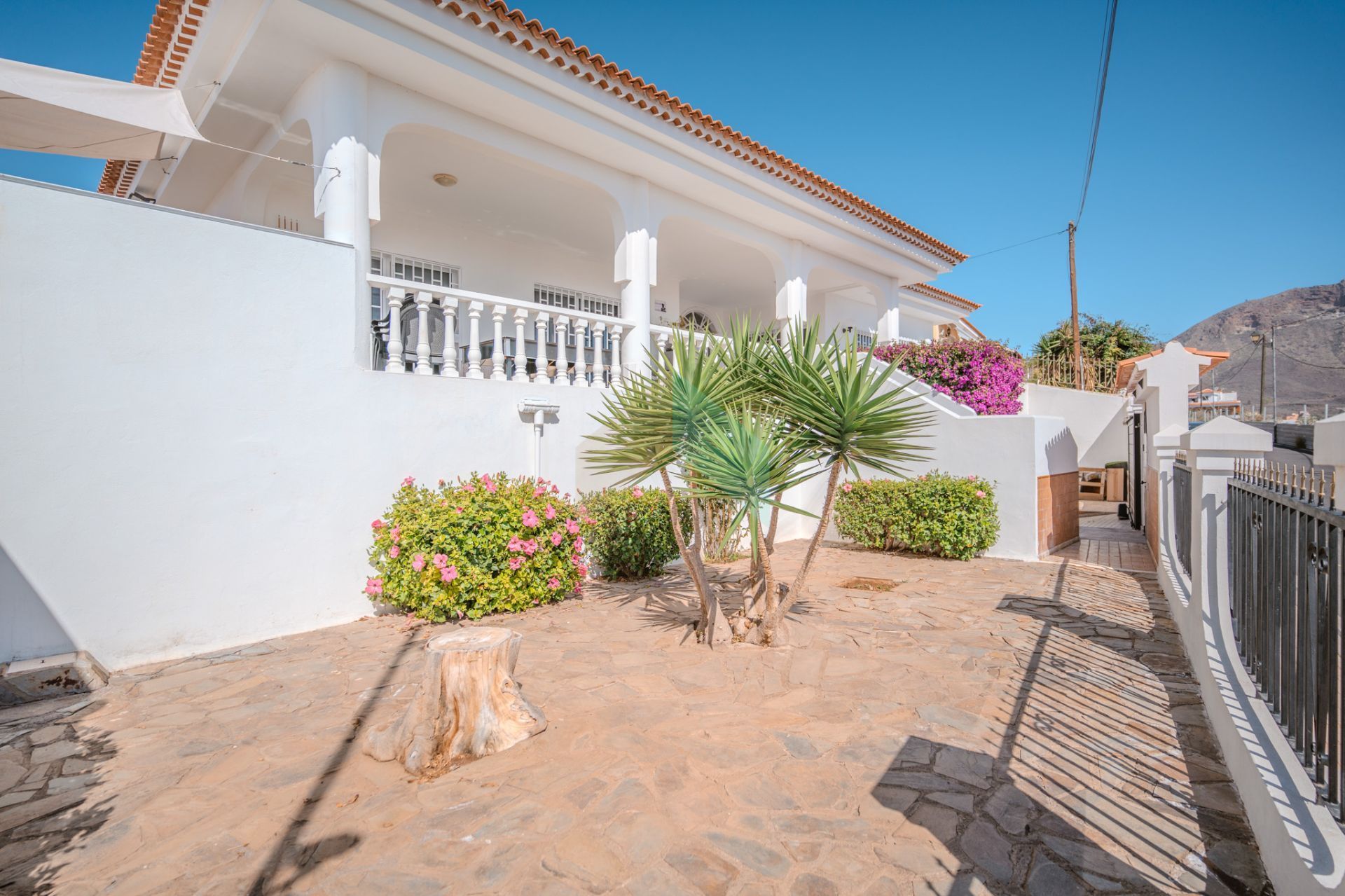 Vista exterior de Casa o xalet en venda en Arona amb Aire condicionat, Calefacció i Jardí privat