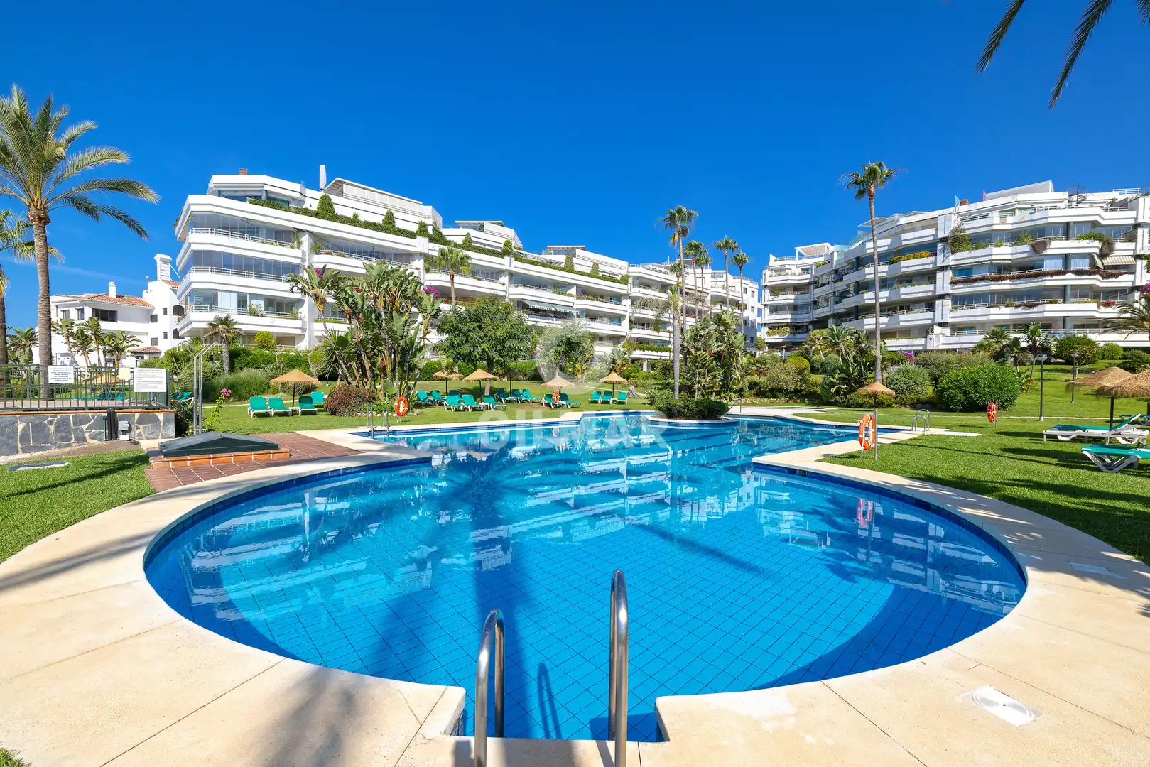 Piscina de Apartament en venda en Marbella amb Calefacció, Jardí privat i Traster