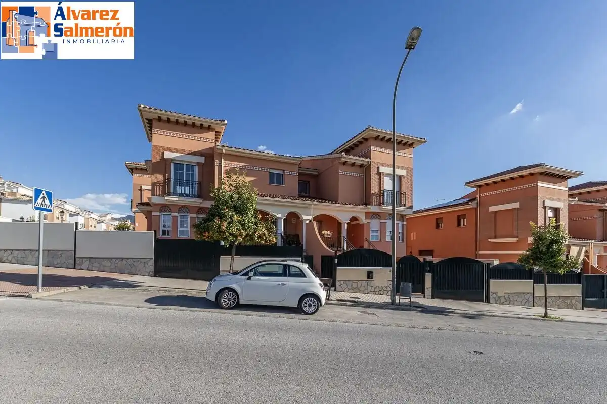 Vista exterior de Casa adosada en venta en Huétor Vega con Aire acondicionado, Terraza y Trastero