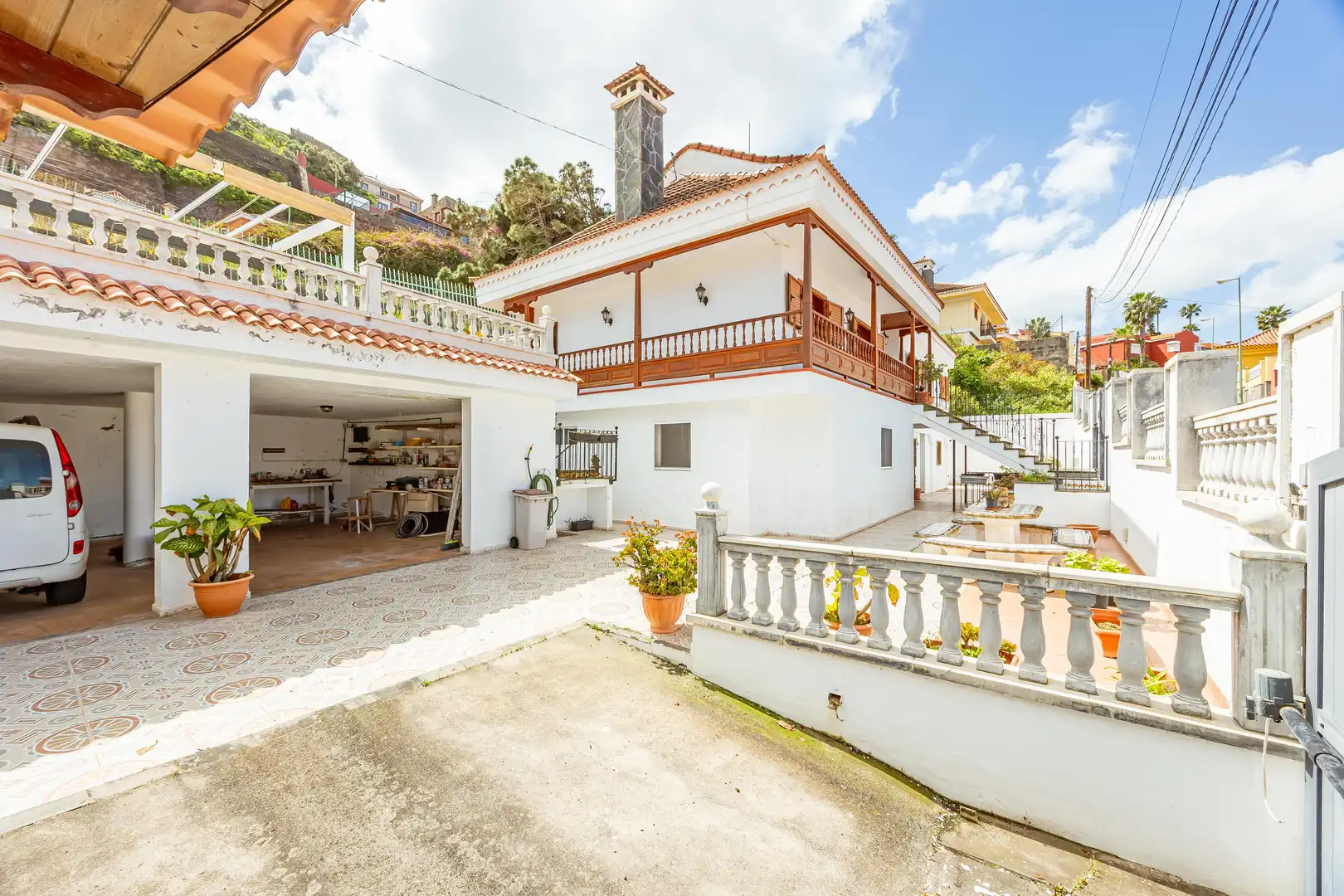 Vista exterior de Casa o xalet en venda en Las Palmas de Gran Canaria amb Aire condicionat, Jardí privat i Terrassa