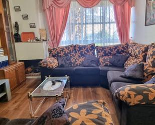 Sala d'estar de Casa adosada en venda en Camponaraya amb Calefacció, Jardí privat i Terrassa