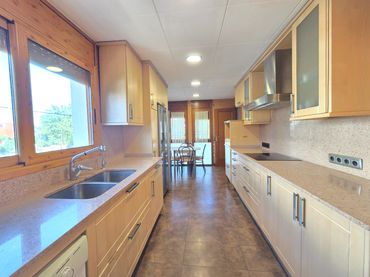 Villa con giardino in vendita a Serraparera