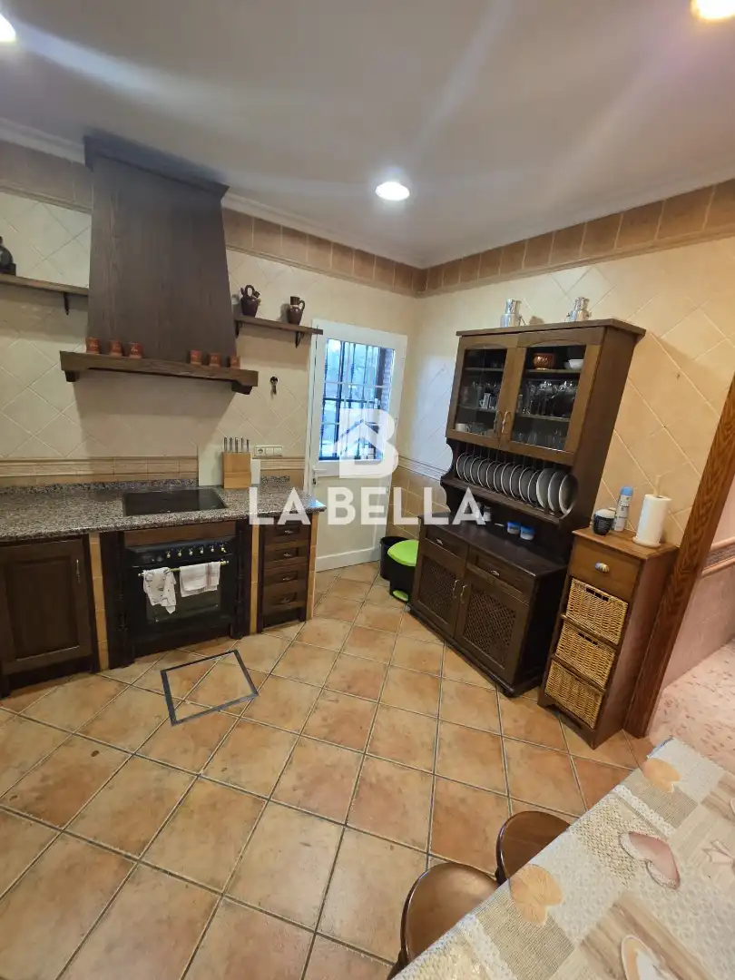 Cuina de Casa o xalet en venda en Sevilla amb Aire condicionat, Jardí privat i Traster