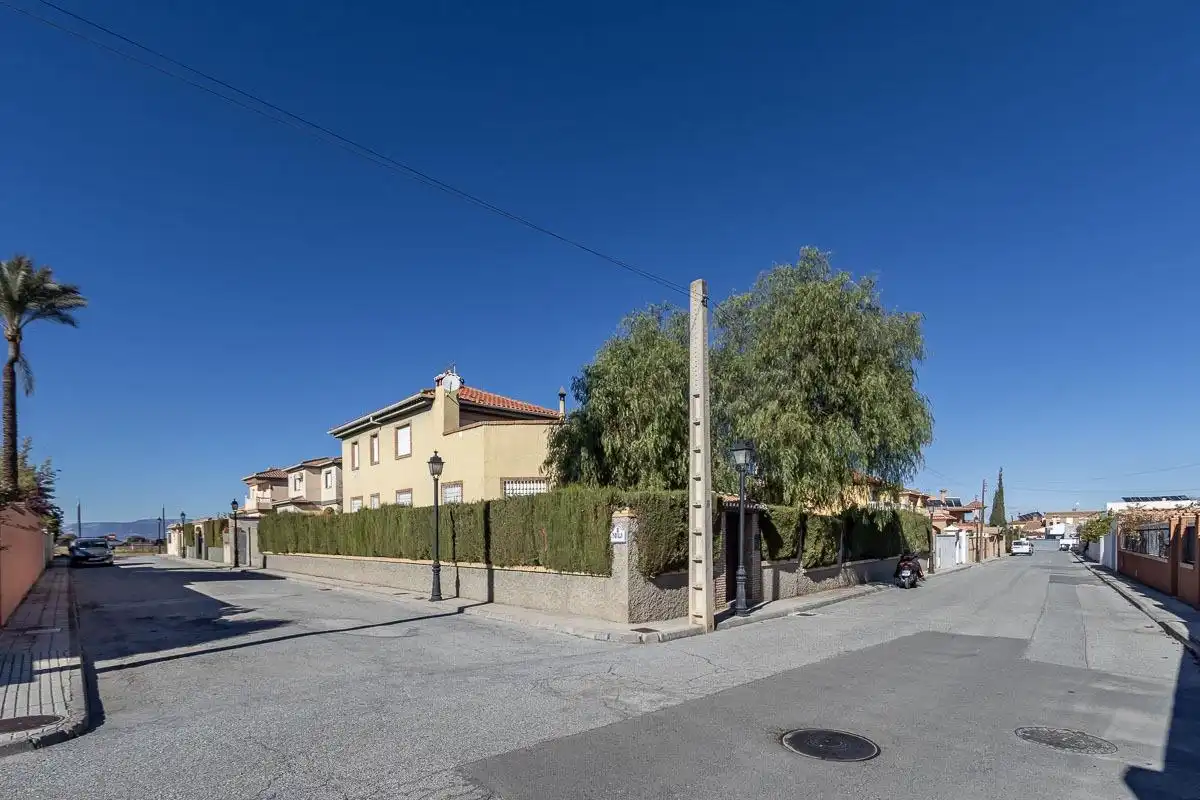 Vista exterior de Casa o xalet en venda en Las Gabias amb Calefacció, Jardí privat i Terrassa