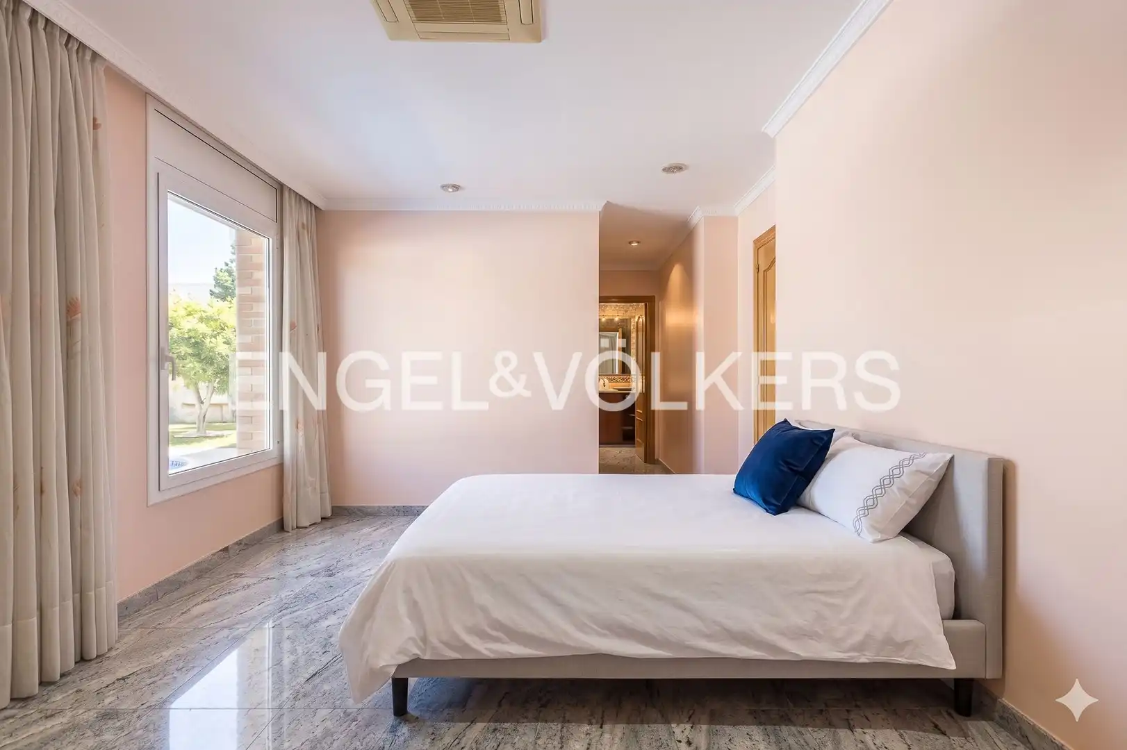 Habitación de Casa o chalet en venta en Molins de Rei con Aire acondicionado, Calefacción y Jardín privado