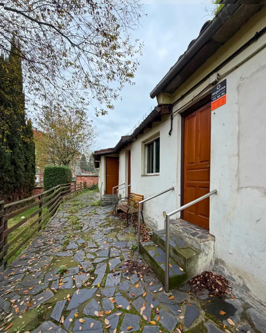 Vista exterior de Casa o xalet en venda en Oviedo  amb Calefacció, Jardí privat i Rentadora