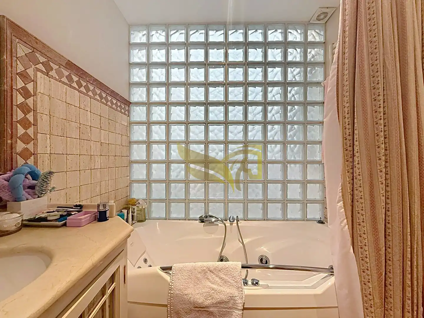 Badezimmer von Einfamilien-Reihenhaus zum Verkauf in Sevilla mit Klimaanlage, Heizung und Privatgarten