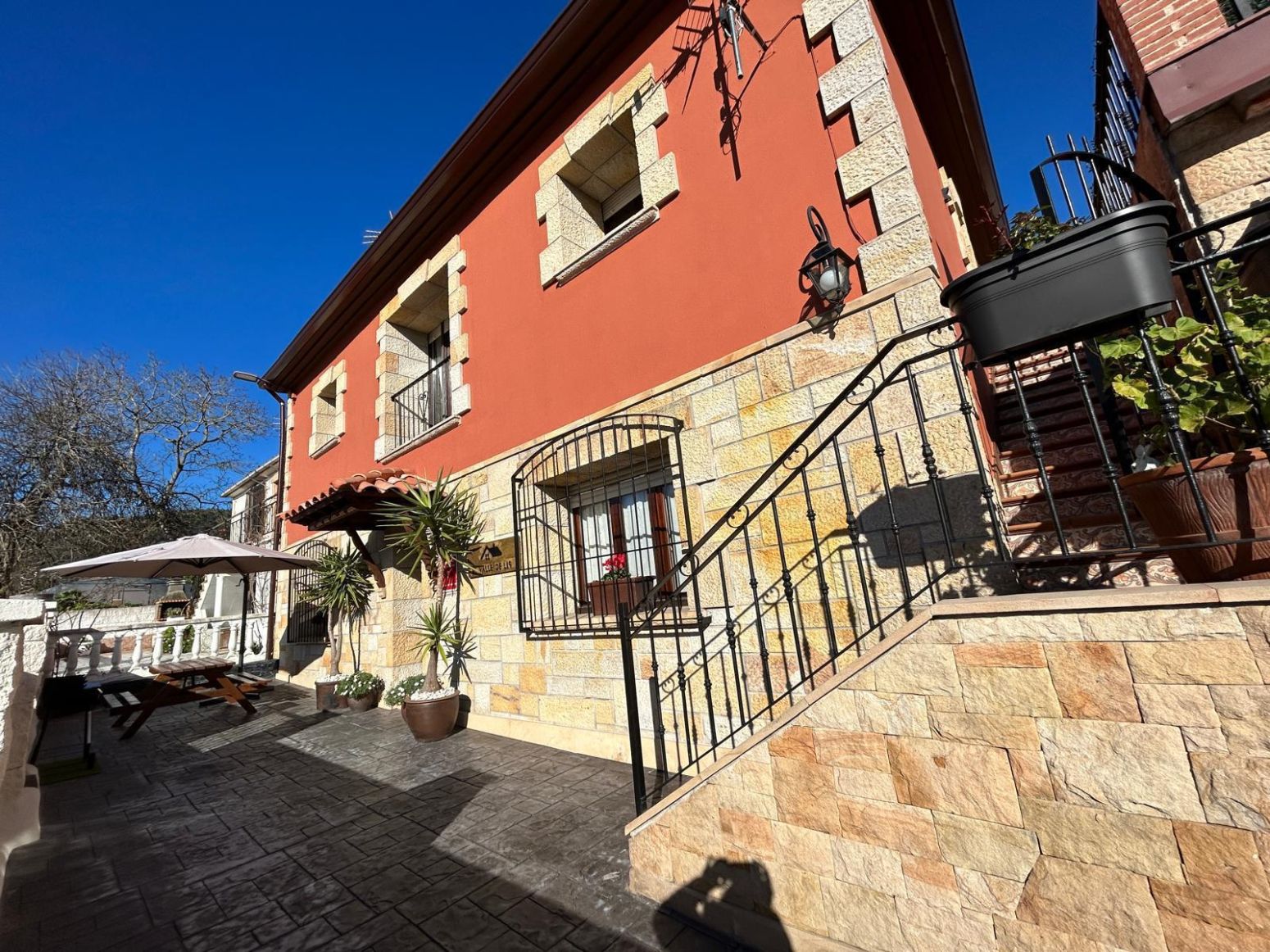 Exterior view of Single-family semi-detached for sale in Hazas de Cesto  with Heating, Terrace and Furnished