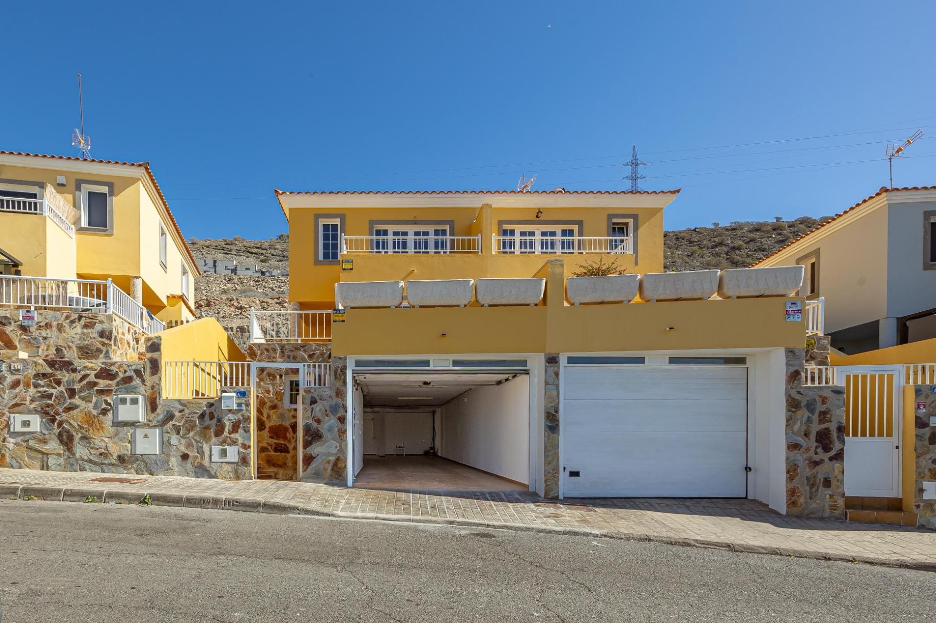 Exterior view of House or chalet for sale in San Bartolomé de Tirajana  with Air Conditioner, Private garden and Terrace