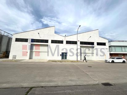 Vista exterior de Nau industrial en venda en Llinars del Vallès