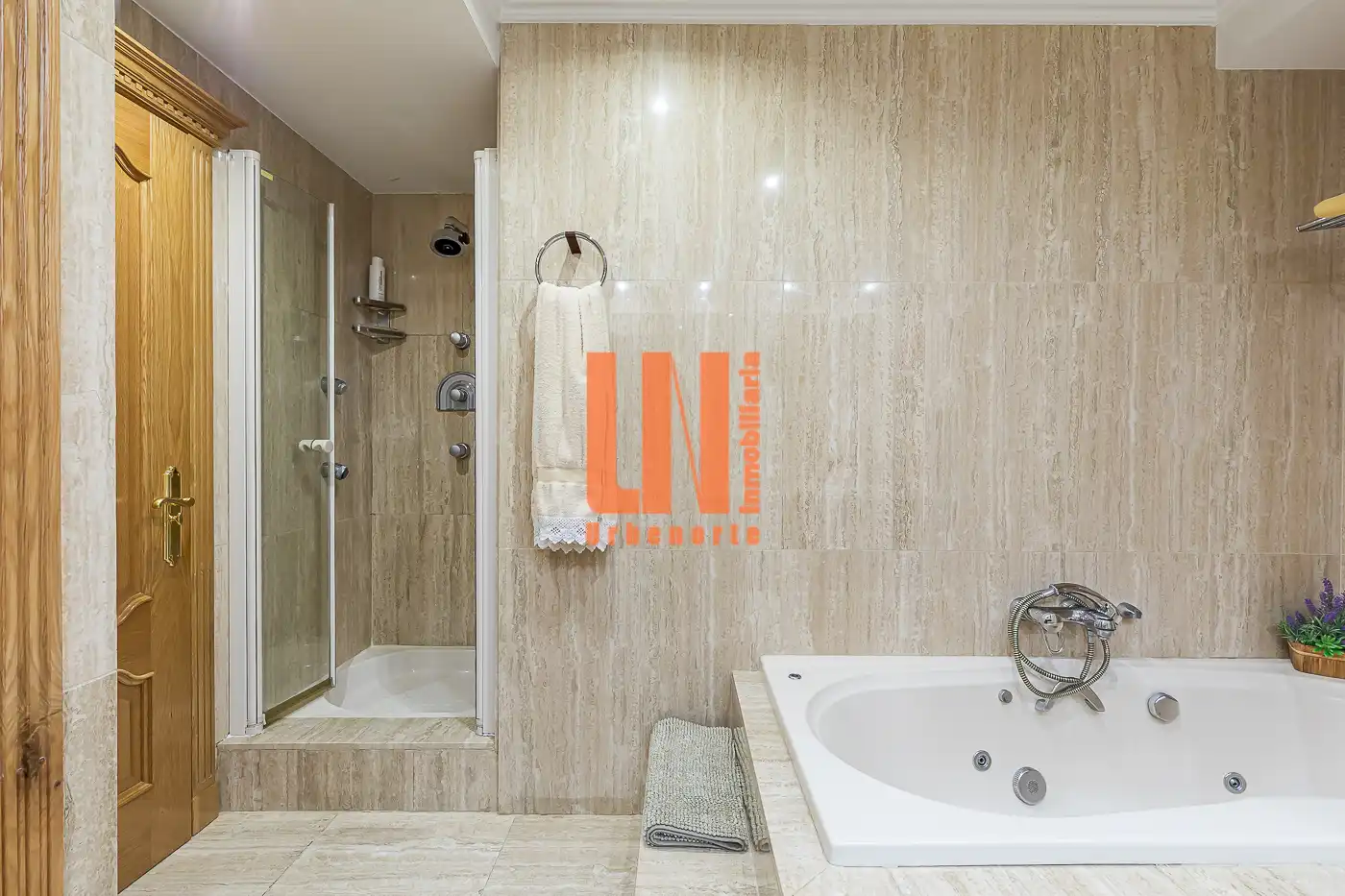 Baño de Casa adosada en venta en Madrid con Aire acondicionado, Calefacción y Jardín privado