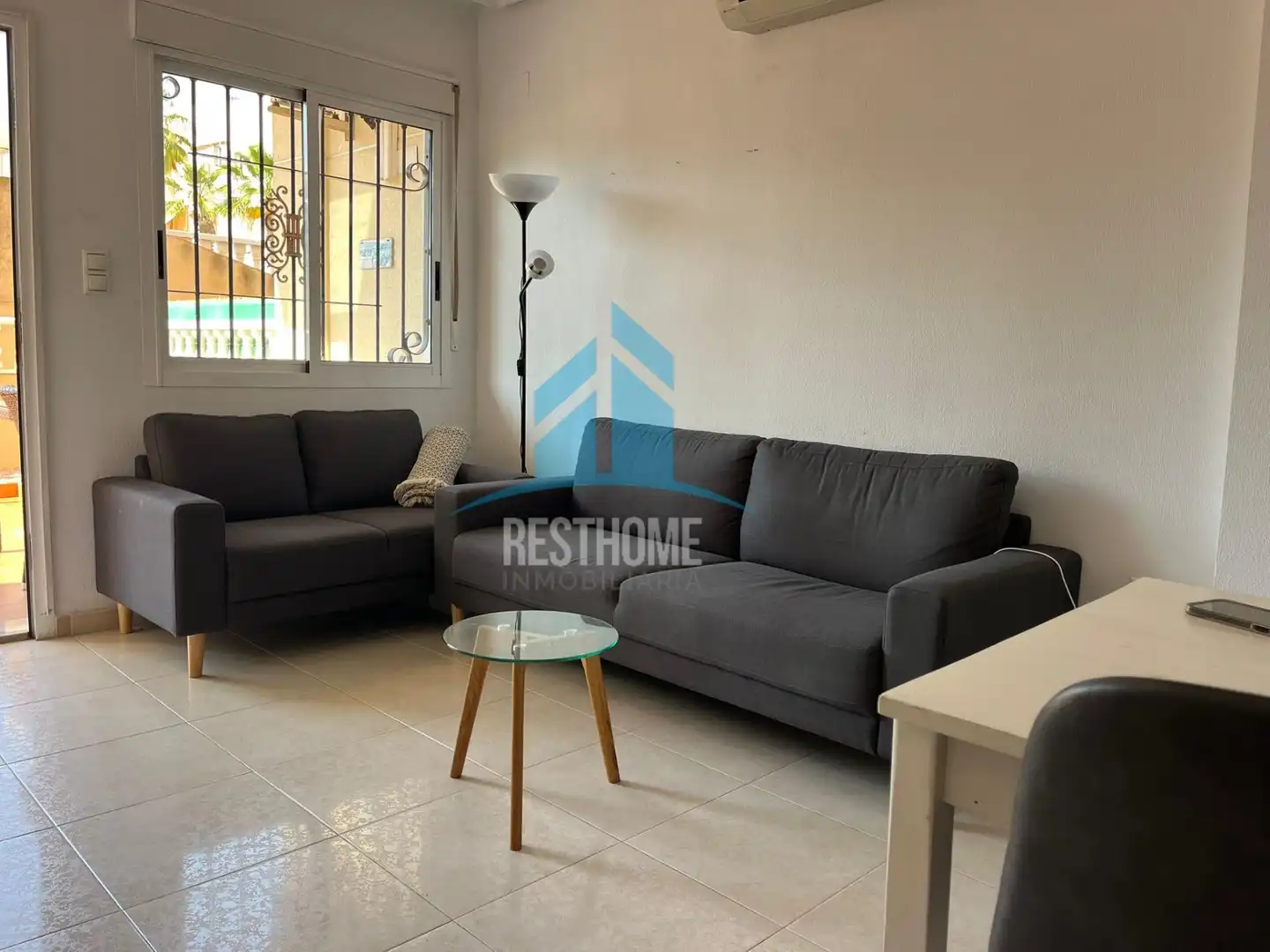 Sala d'estar de Apartament en venda en Torrevieja amb Aire condicionat, Jardí privat i Terrassa
