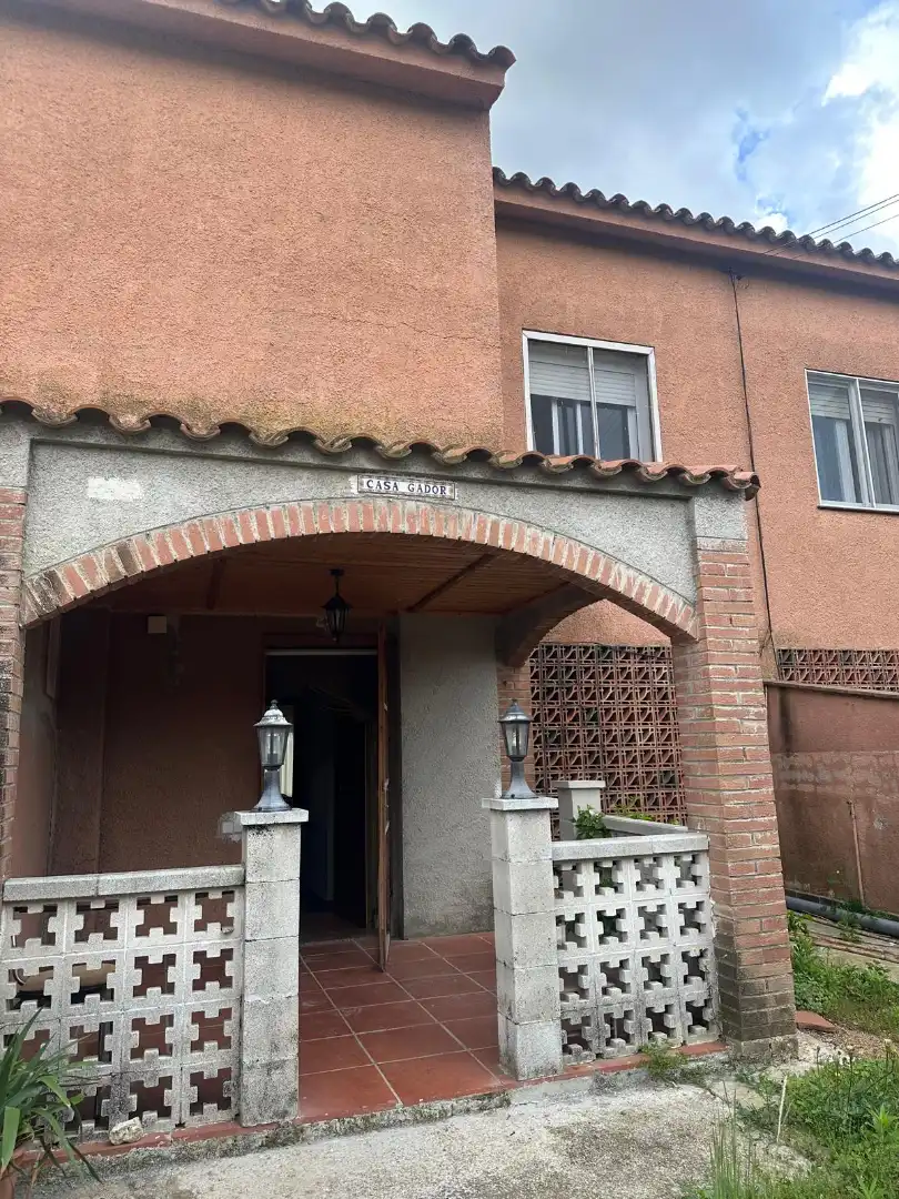 Vista exterior de Casa adosada en venta en Botarell con Jardín privado, Parquet y Amueblado