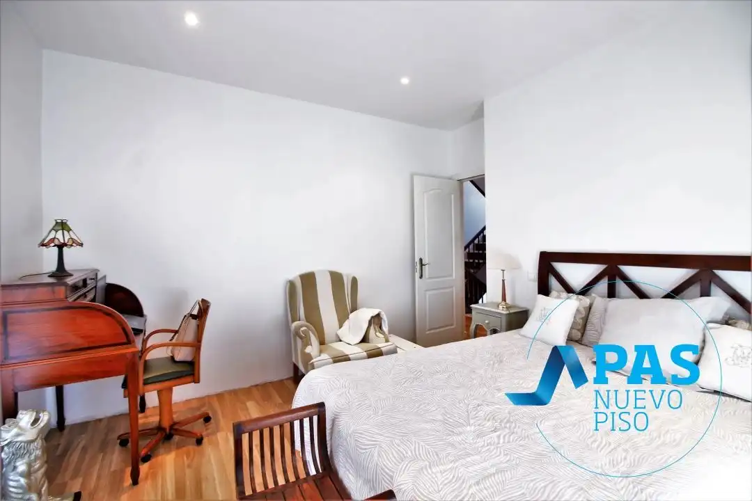 Schlafzimmer von Haus oder Chalet zum Verkauf in Santander mit Privatgarten, Parkett und Terrasse