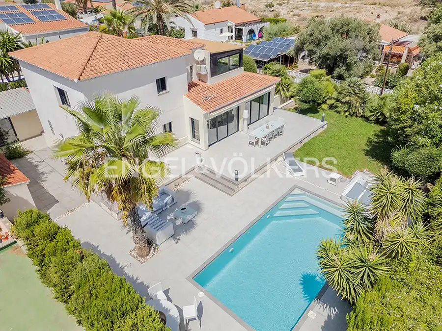 Vista exterior de Casa o chalet en venta en El Campello con Aire acondicionado, Calefacción y Jardín privado