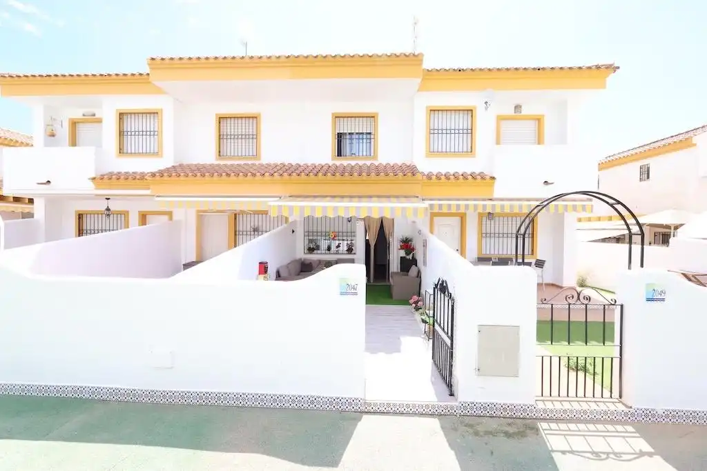 Vista exterior de Casa o chalet en venta en Pilar de la Horadada con Jardín privado, Terraza y Amueblado