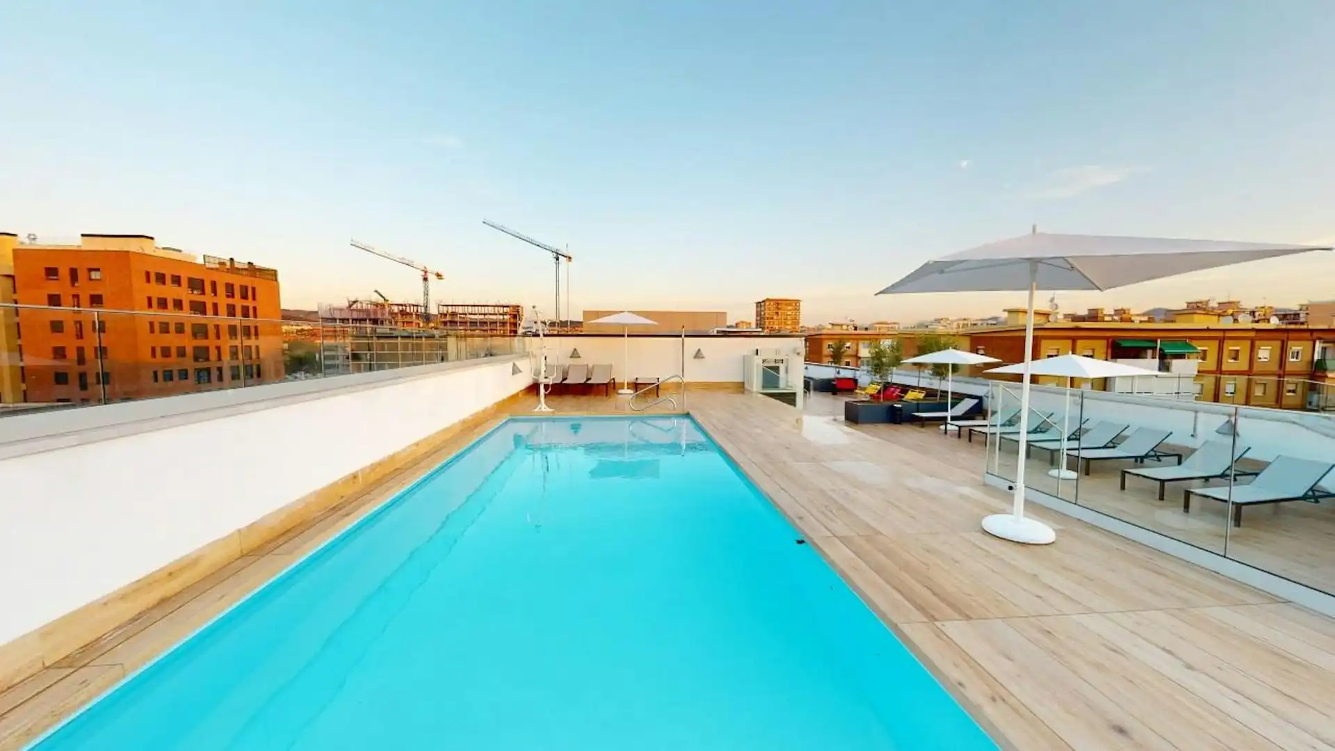 Schwimmbecken von Gebäude zur Miete in Barcelona