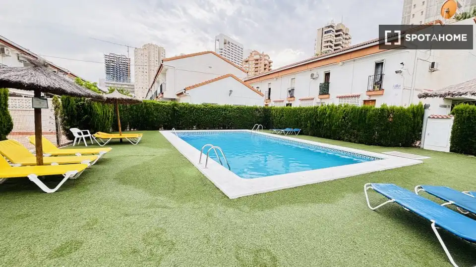 Piscina de Apartamento para compartir en Benidorm con Aire acondicionado, Terraza y Amueblado