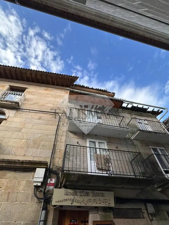 Außenansicht von Maisonette zum Verkauf in Tui mit Balkon