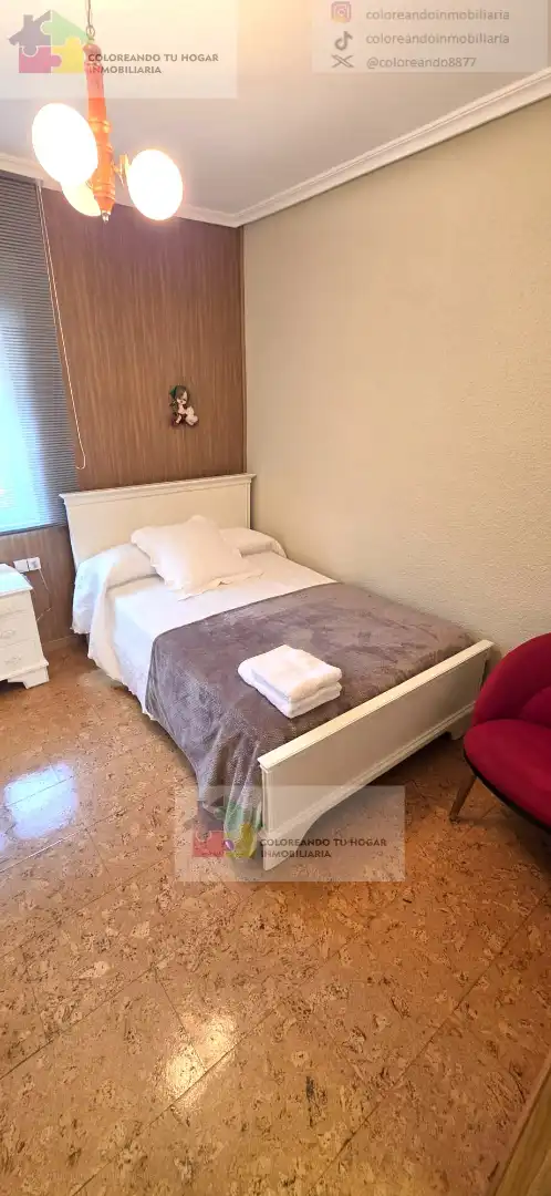 Dormitori de Casa o xalet en venda en La Pola de Gordón  amb Calefacció, Jardí privat i Parquet