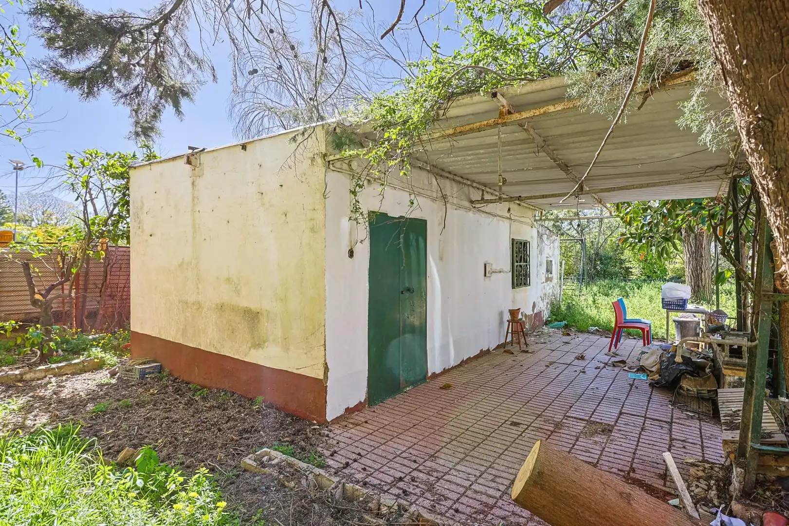 Vista exterior de Casa o xalet en venda en Sanlúcar la Mayor amb Aire condicionat i Piscina