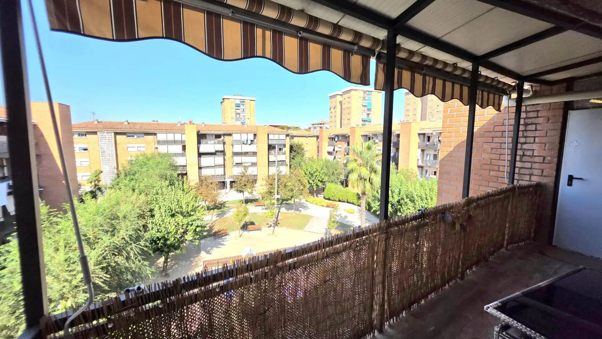 Vista exterior de Piso en venta en Martorell con Aire acondicionado, Calefacción y Horno