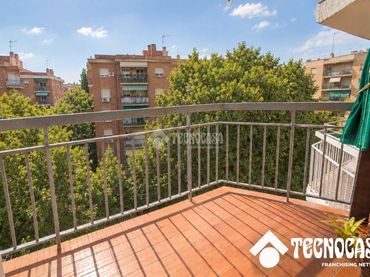 Appartamento con balcone in vendita a Nou Barris