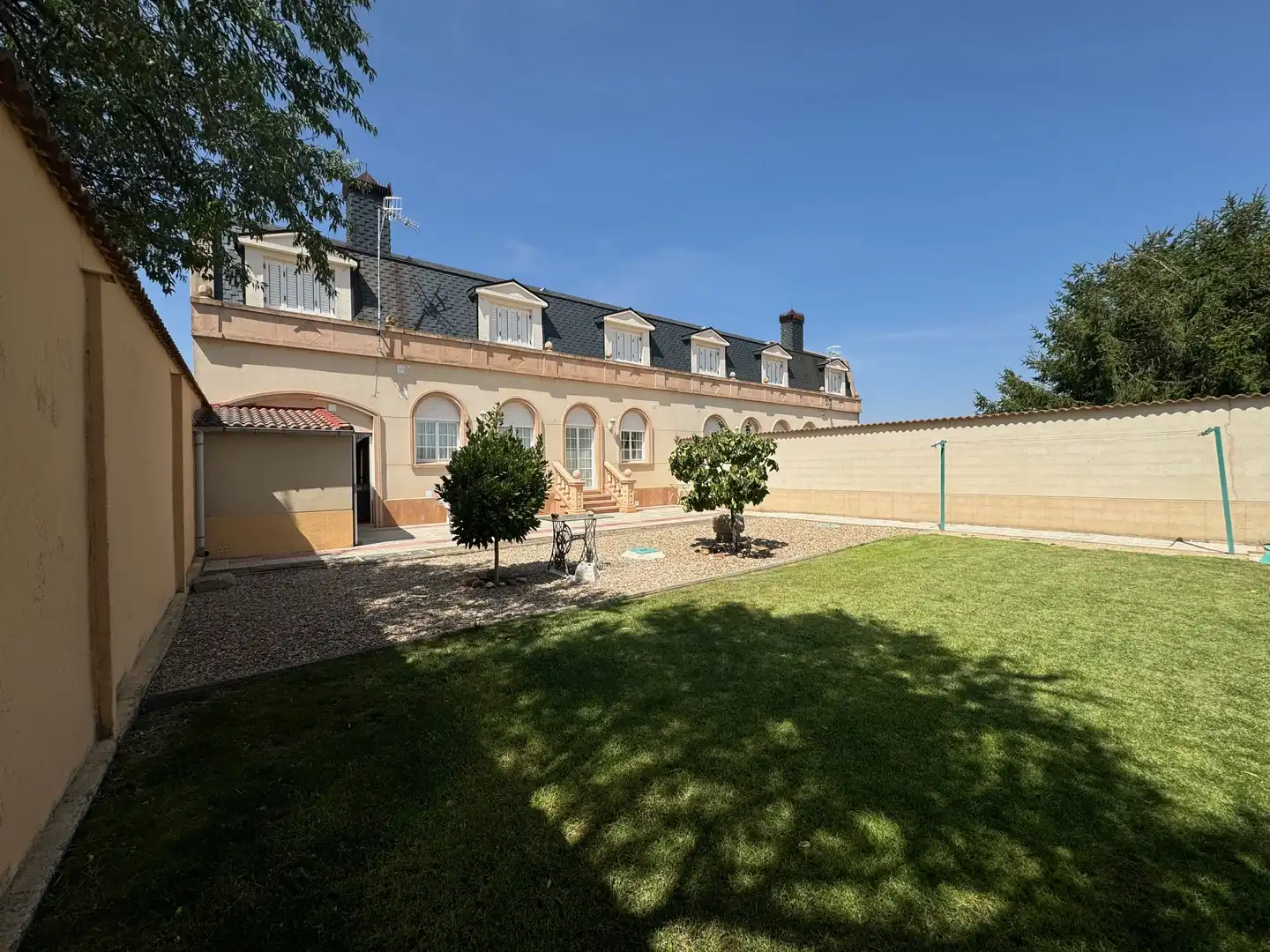 Vista exterior de Casa adosada en venta en Valoria la Buena con Calefacción, Jardín privado y Parquet