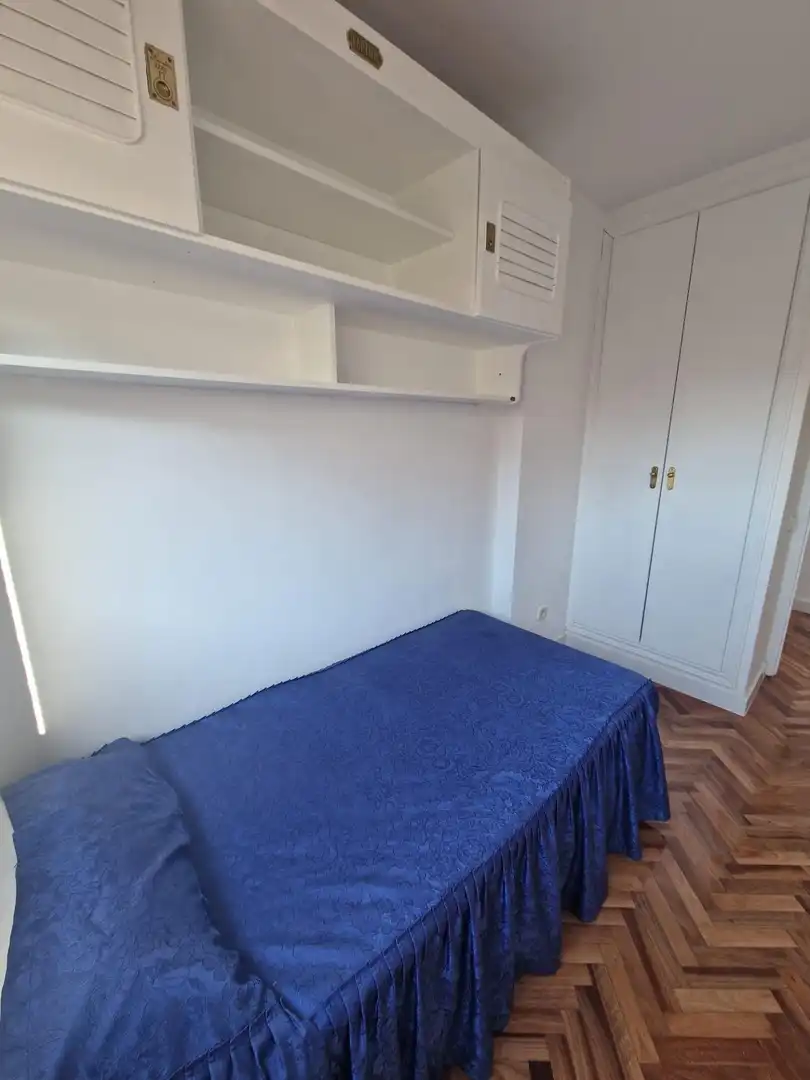 Dormitori de Pis de lloguer en Madrid amb Aire condicionat, Calefacció i Moblat