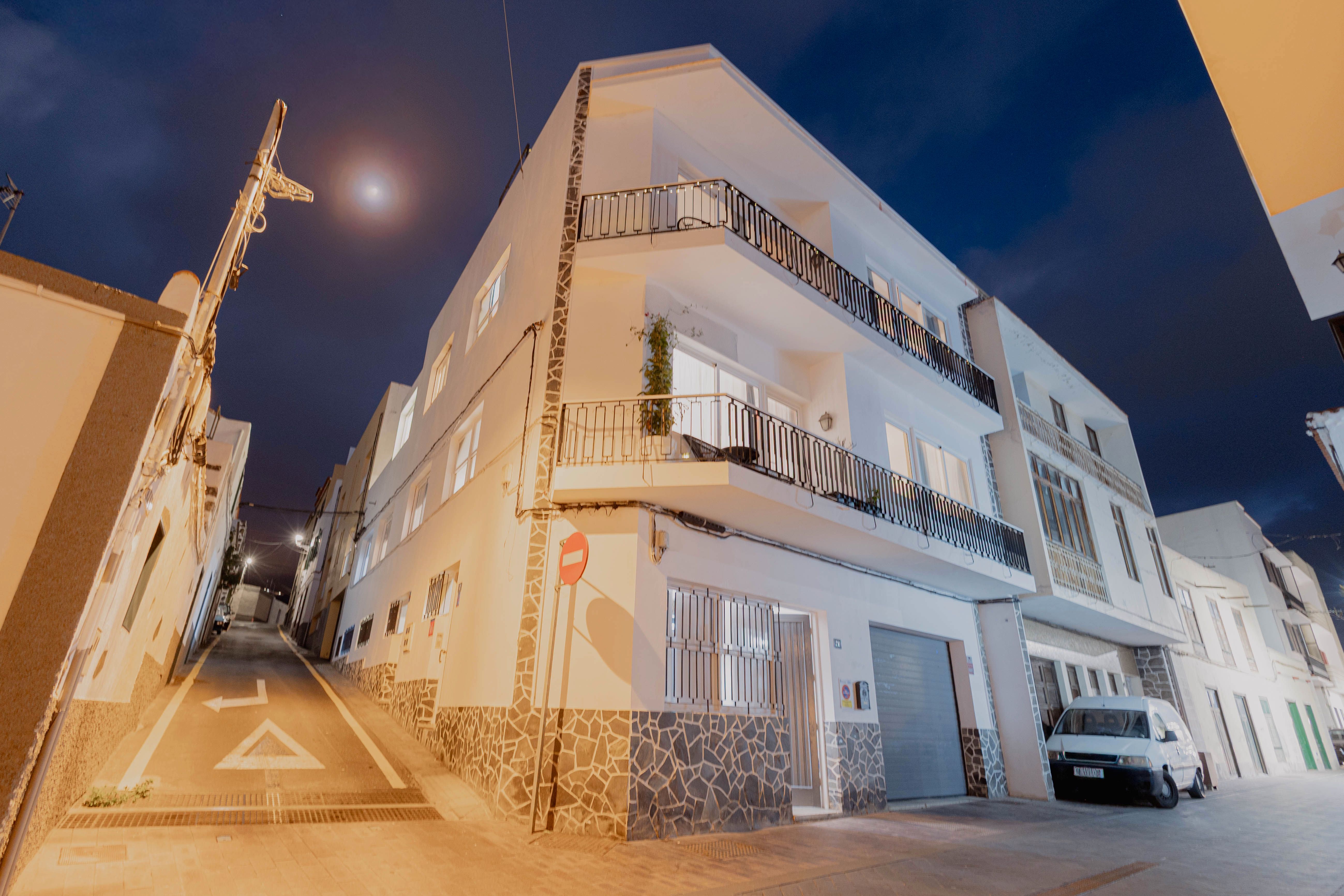 Vista exterior de Edifici en venda en Guía de Isora