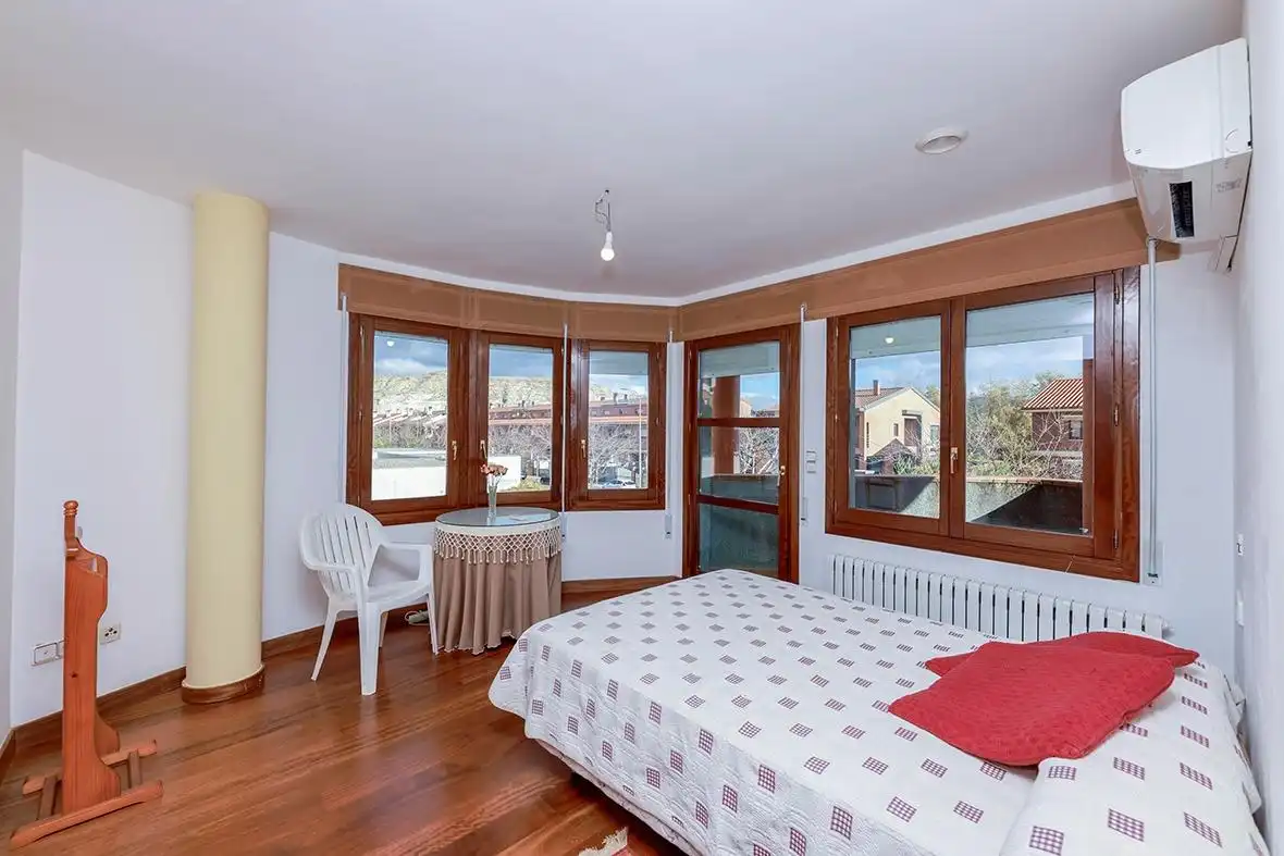 Dormitori de Casa o xalet en venda en Calatayud amb Aire condicionat, Calefacció i Jardí privat