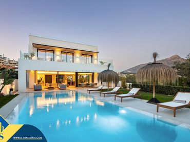 Villa mit Pool zum Verkauf in Nueva Andalucía