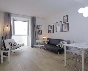 Sala d'estar de Apartament de lloguer en  Madrid Capital amb Aire condicionat, Calefacció i Moblat