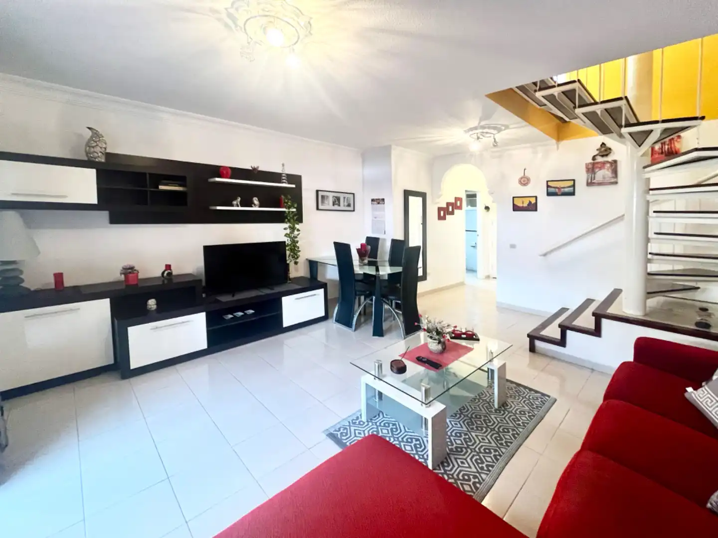 Sala d'estar de Casa adosada en venda en Granadilla de Abona amb Aire condicionat, Moblat i Piscina comunitària