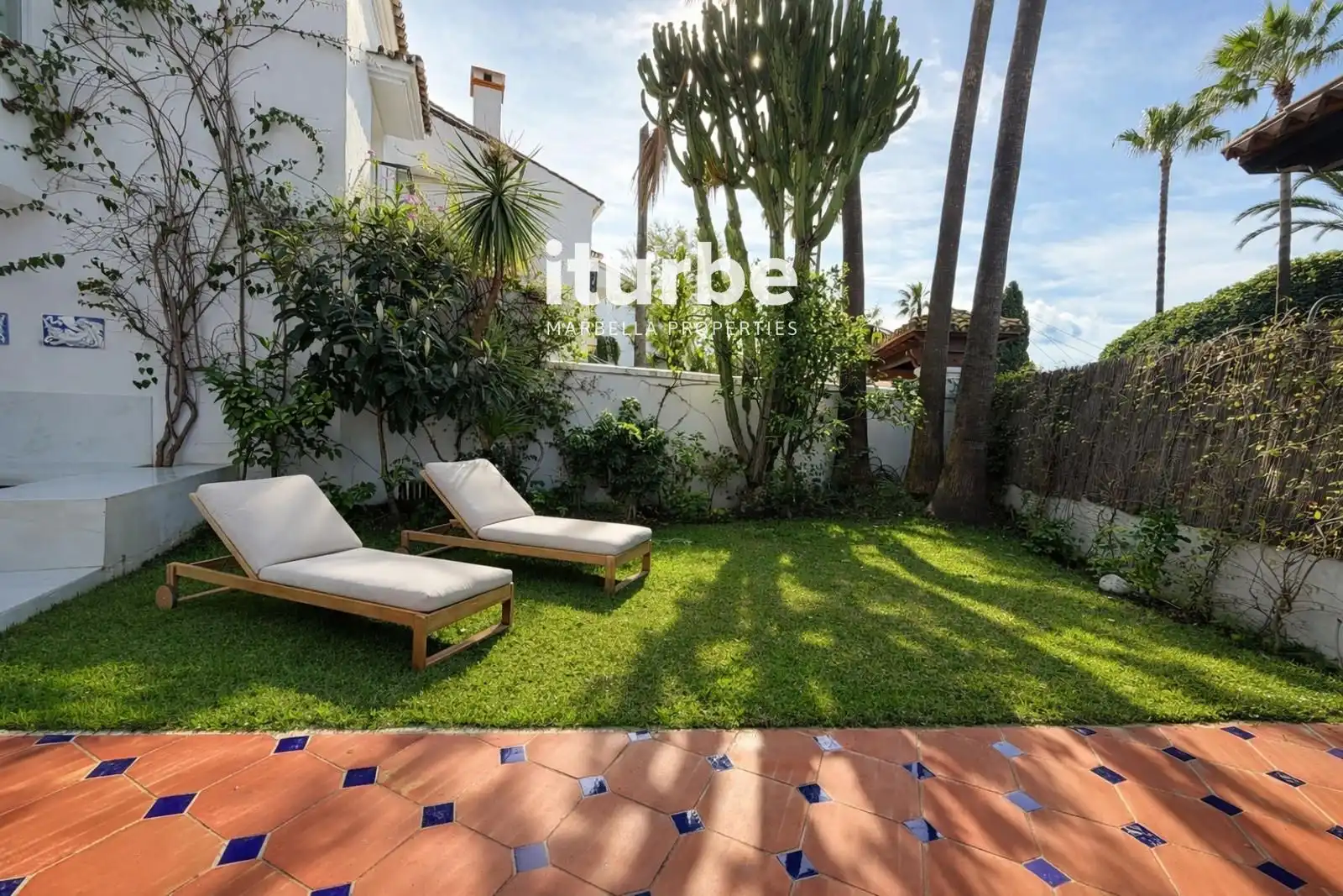 Jardí de Casa o xalet de lloguer en Marbella amb Aire condicionat, Terrassa i Piscina
