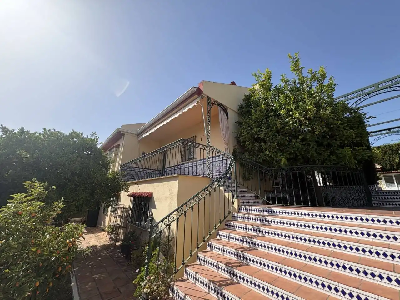 Vista exterior de Casa o xalet en venda en Tomares amb Aire condicionat, Jardí privat i Terrassa