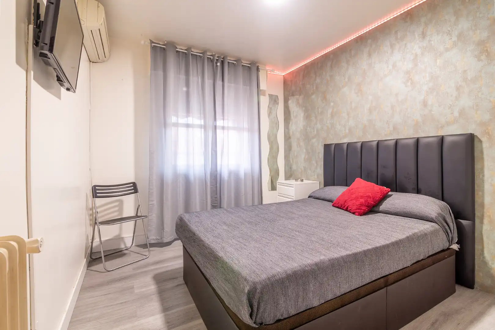 Dormitori de Casa adosada en venda en Móstoles amb Aire condicionat, Jardí privat i Piscina