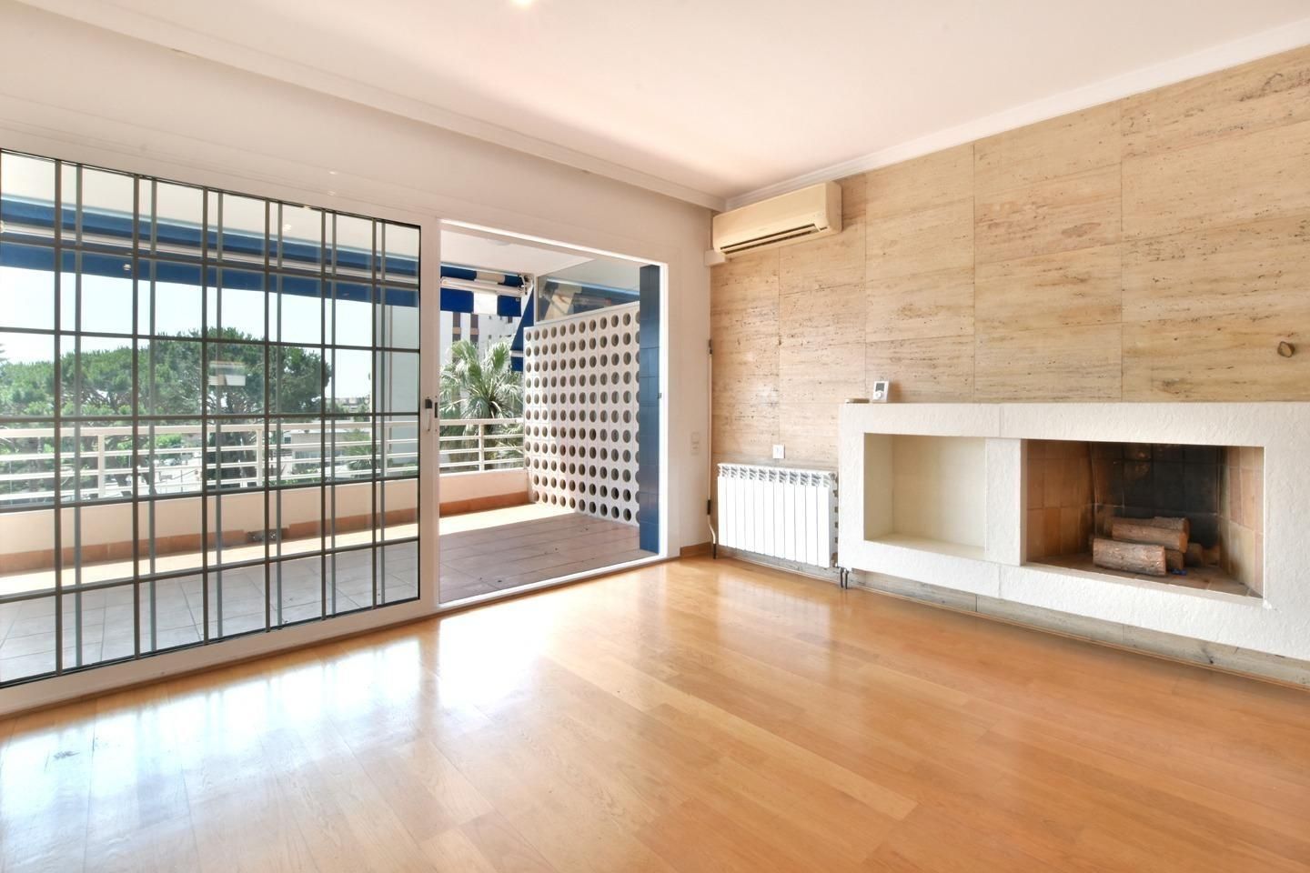 Sala d'estar de Pis en venda en Vilassar de Mar amb Parquet, Terrassa i Piscina comunitària