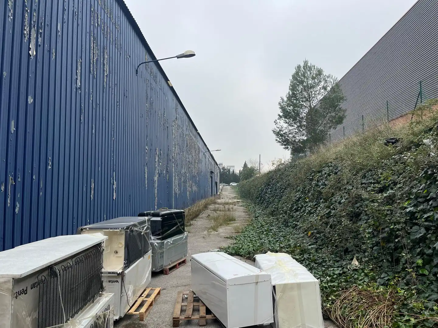 Vista exterior de Nau industrial de lloguer en Castellbisbal amb Calefacció i Alarma