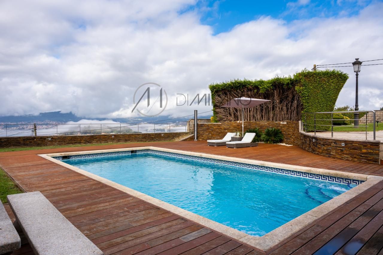 Piscina de Casa o xalet en venda en Vigo  amb Calefacció, Jardí privat i Parquet